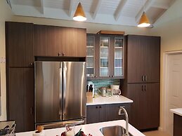 Je Suis Jamaica - 4 B R Beachfront Villa w Staff