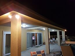 Je Suis Jamaica - 4 B R Beachfront Villa w Staff