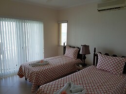 Je Suis Jamaica - 4 B R Beachfront Villa w Staff