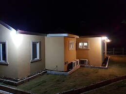 Je Suis Jamaica - 4 B R Beachfront Villa w Staff