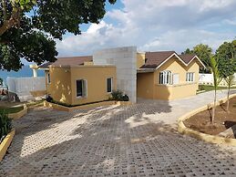 Je Suis Jamaica - 4 B R Beachfront Villa w Staff