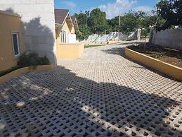 Je Suis Jamaica - 4 B R Beachfront Villa w Staff