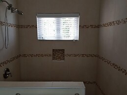 Je Suis Jamaica - 4 B R Beachfront Villa w Staff