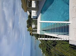 Je Suis Jamaica - 4 B R Beachfront Villa w Staff