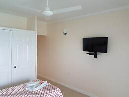 Je Suis Jamaica - 4 B R Beachfront Villa w Staff