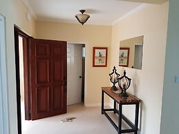 Je Suis Jamaica - 4 B R Beachfront Villa w Staff