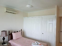 Je Suis Jamaica - 4 B R Beachfront Villa w Staff