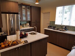 Je Suis Jamaica - 4 B R Beachfront Villa w Staff