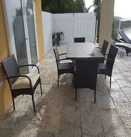 Je Suis Jamaica - 4 B R Beachfront Villa w Staff