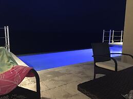 Je Suis Jamaica - 4 B R Beachfront Villa w Staff