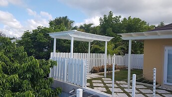 Je Suis Jamaica - 4 B R Beachfront Villa w Staff