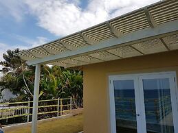 Je Suis Jamaica - 4 B R Beachfront Villa w Staff