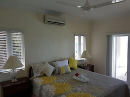 Je Suis Jamaica - 4 B R Beachfront Villa w Staff