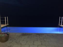 Je Suis Jamaica - 4 B R Beachfront Villa w Staff