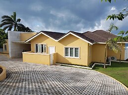 Je Suis Jamaica - 4 B R Beachfront Villa w Staff