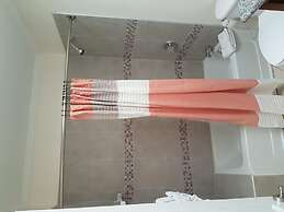 Je Suis Jamaica - 4 B R Beachfront Villa w Staff