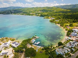 The W Villa 5 B R Oceanfront w Staff