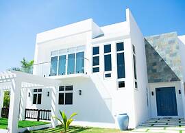 The W Villa 5 B R Oceanfront w Staff