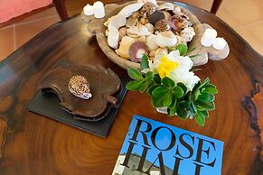 Dreamin Villa - 3 B R Beachfront w Staff