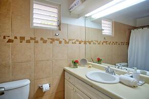 Dreamin Villa - 3 B R Beachfront w Staff