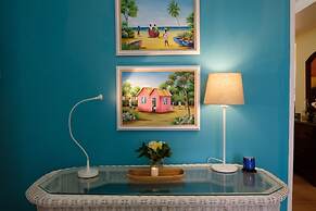 Dreamin Villa - 3 B R Beachfront w Staff