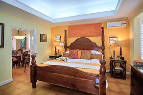 Dreamin Villa - 3 B R Beachfront w Staff