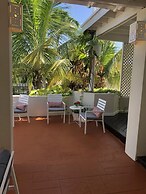 Dreamin Villa - 3 B R Beachfront w Staff