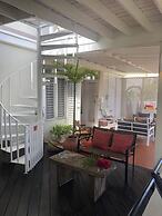 Dreamin Villa - 3 B R Beachfront w Staff