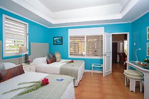 Dreamin Villa - 3 B R Beachfront w Staff