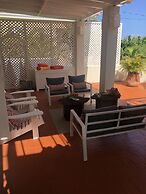 Dreamin Villa - 3 B R Beachfront w Staff