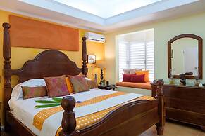 Dreamin Villa - 3 B R Beachfront w Staff