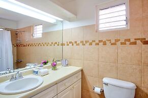 Dreamin Villa - 3 B R Beachfront w Staff