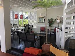 Dreamin Villa - 3 B R Beachfront w Staff