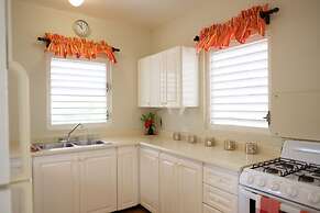 Dreamin Villa - 3 B R Beachfront w Staff