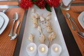 Dreamin Villa - 3 B R Beachfront w Staff