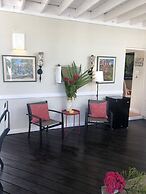 Dreamin Villa - 3 B R Beachfront w Staff