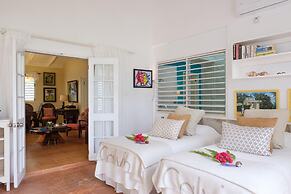 Dreamin Villa - 3 B R Beachfront w Staff