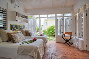 Dreamin Villa - 3 B R Beachfront w Staff