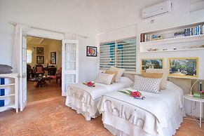 Dreamin Villa - 3 B R Beachfront w Staff