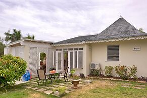 Dreamin Villa - 3 B R Beachfront w Staff