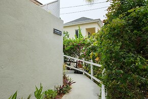 Dreamin Villa - 3 B R Beachfront w Staff