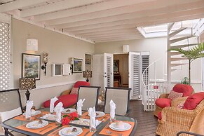 Dreamin Villa - 3 B R Beachfront w Staff