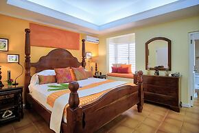 Dreamin Villa - 3 B R Beachfront w Staff