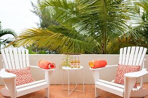 Dreamin Villa - 3 B R Beachfront w Staff