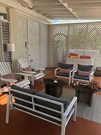 Dreamin Villa - 3 B R Beachfront w Staff