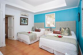 Dreamin Villa - 3 B R Beachfront w Staff