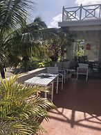 Dreamin Villa - 3 B R Beachfront w Staff