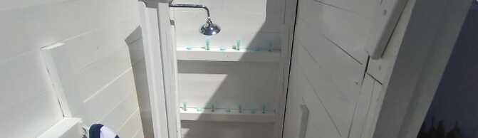 Dreamin Villa - 3 B R Beachfront w Staff