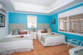 Dreamin Villa - 3 B R Beachfront w Staff