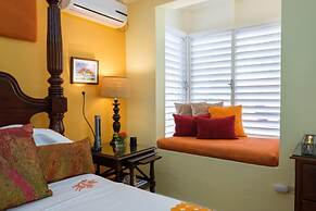 Dreamin Villa - 3 B R Beachfront w Staff